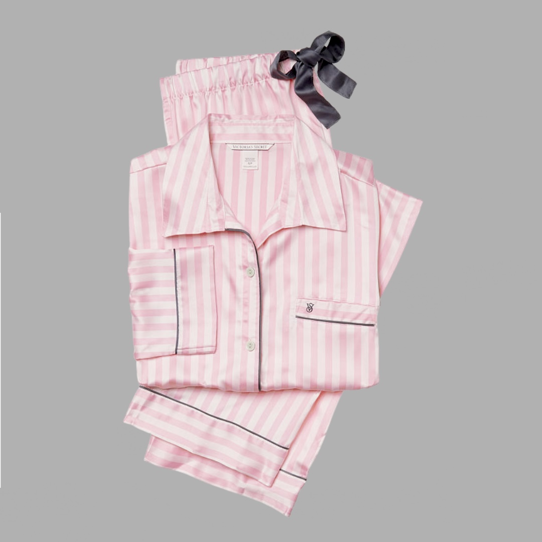 עם טיקט! Victoria’s Secret הפיג׳מה האייקונית מידה M סאטן ורודה פסים לבנים שרוול ארוך – תמונה 2