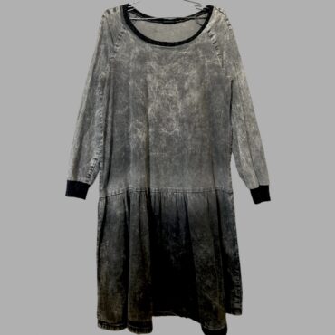 אריסטו שמט מידה 42 שמלה אפורה דמוי ג׳ינס בסגנון פעמון באורך מידי עם חלק תחתון מלמלתי. מצב כמו חדש!