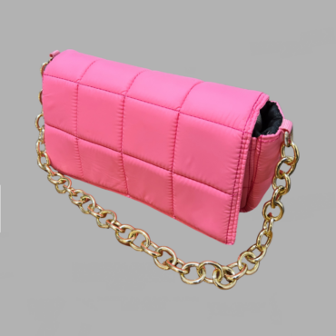 תיק ורוד ניילון מרופד מרובעים עם שרשרת זהב. מצב מצויין  24/12 ס״מ