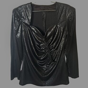 וינטג 80’ חולצת ערב שחורה מידה XL מעט מבריקה בטקסטורה עם כריות כתפיים ומחשוף לב מרובע