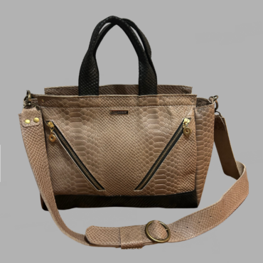 Hand made תיק יד חום 100% עור בטקסטורת נחש עם רצועת כתף וכיסי רוכסן קדמיים במראה אורבני