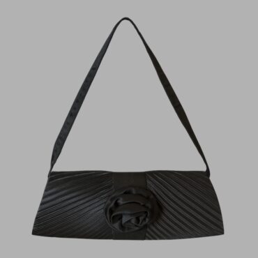 וינטג! תיק ערב סאטן שחור מעוגל עם שושנה וידית נשיאה. מצב חדש!