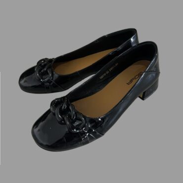 GOYA נעלי בובה עור שחורות לקה מידה 38 עם עקב מרובע קטן מעוטרות מקדימה ׳שרשרת׳ שחורה, מצב כמו חדש!