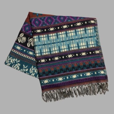 צעיף ענק בוהו-אתני ארוג בדוגמת שבטים, עם שילובי טורקיז-סגול-חרדל ופרנזים בקצוות