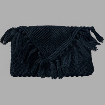 תיק שחור סרוג פרנזים עם שרשרת כסף מידות - 26/17 ס״מ מצב כמו חדש. TOPTEN