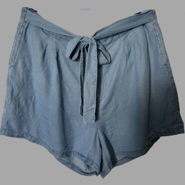 מכנסי ג׳ינס קצרים עם חגורה קשירה וגומי במותן. מצב כמו חדש!