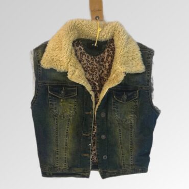 עם טיקט! וסט ג׳ינס Invictus בשילוב דמוי פרווה! מידה M