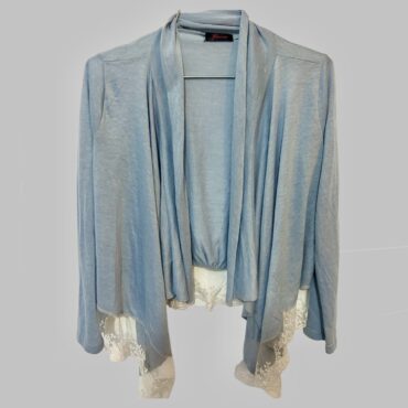 YUCCA עליונית תכלת דקה נשפכת מידה S-m מבד ג׳רזי איכותי בשילוב תחרה בסיומת