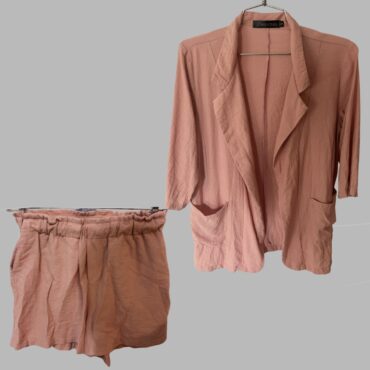 MRS Jones חליפת קיץ בורוד אפרסק קלילה ואלגנטית עם מכנסיים קצרים ובלייזר נשפך מידה S