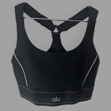 ALO YOGA (לא בטוח מקורי) איכותי טופ אימון שחור עם לוגו מידה S