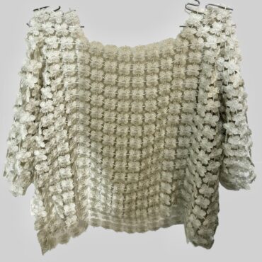 Cala חולצת רשת פרחים מנצנצת בצבע קרם גזרת אוברסייז קצרה. מידה M