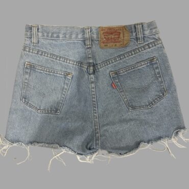 Levi’s מכנסי ג׳ינס קצרים עם קרעים מידה 25 (היקף מותן כ76 ס״מ) גזרה גבוהה, מצב כמו חדש