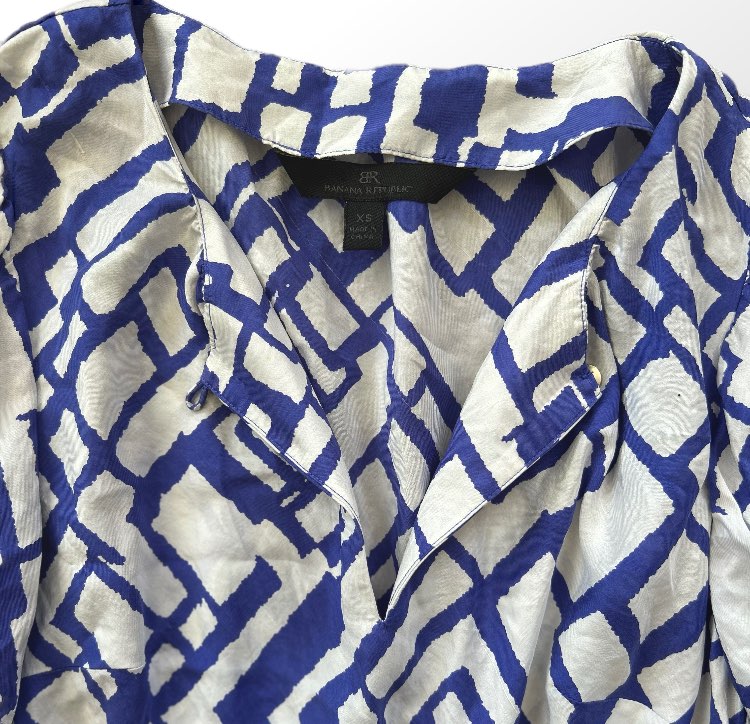 חולצת 100%משי Banana republic אלגנטית! עם הדפס של צורות גאומטריות! תתאים עד מידה M – תמונה 3