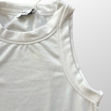 גופיה לבנה חדשה! S Castro