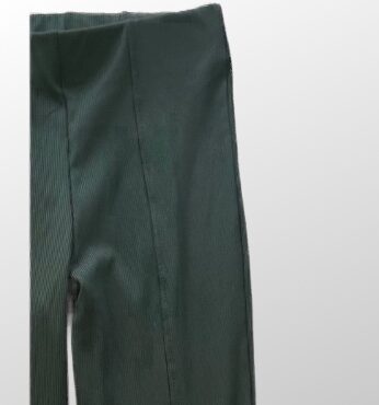 מכנסי לייקרה מתרחבים בטקסטורת ריב עם פתח קדמי מידה L