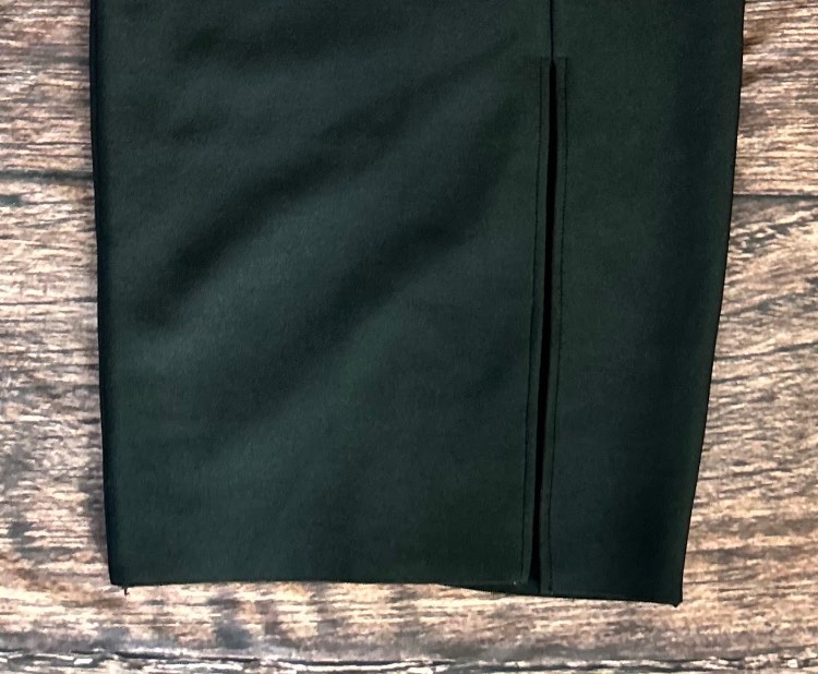 שמלת מידי מחטבת ומחמיאה! בד אוסף! עם שסע צידי מידה M – תמונה 3