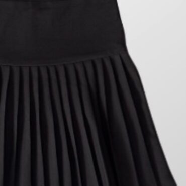 חצאית פליסה שחורה מחויטת! לייקרה וגומי במותן! TWENTYFOURSEVEN s