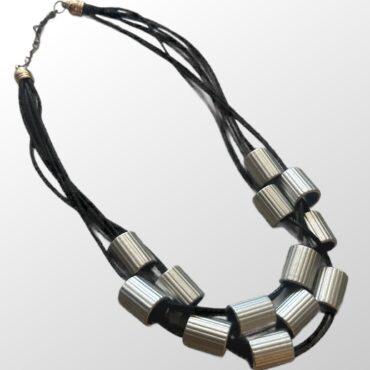 שרשרת מעצבים עם חוטי עור שחורים וחרוזים בצבע כסף!