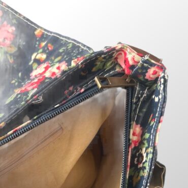 תיק פרחוני בצבע כחול! דמוי עור! עם רצועה ארוכה מתכווננת מידות 28/20 ס״מ