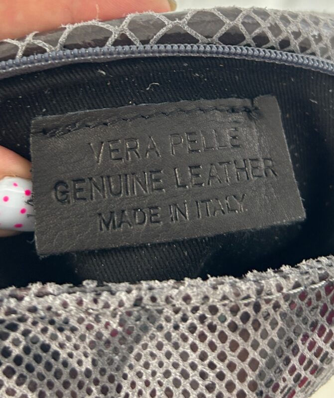 ⁦תיק עור אמיתי איטלקי של VERA PELLE  בהדפס מנוחש⁩ – תמונה ⁦4⁩