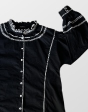 חולצה מכופתרת 100% כותנה gollbary  צבע שחור עם תיפורים לבנים וצווארון מלמלה! שרוולים תפוחים! גזרה סטנדרטית! מידה 40