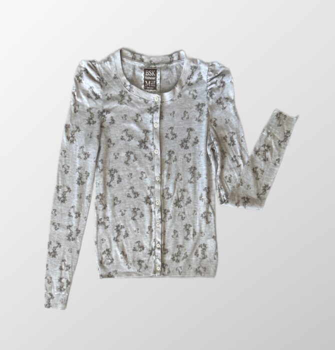 ⁦סריג קרדיגן דקיק BSX Knitwear צבע אפור עם הדפסי פרחים עדינים! עם כתפיים קצת תפוחות!⁩ – תמונה ⁦2⁩